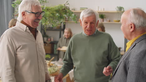 Positive-ältere-Männer-Unterhalten-Sich-Auf-Einer-Dinnerparty-Zu-Hause